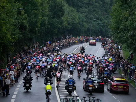 Momentka z 21. etapy Tour de France 2025