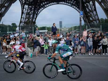 Momentka z 21. etapy Tour de France 2025