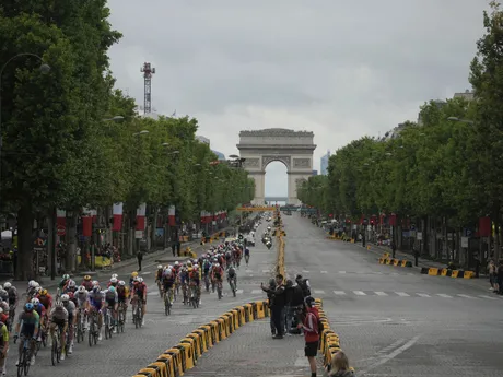 Momentka z 21. etapy Tour de France 2025