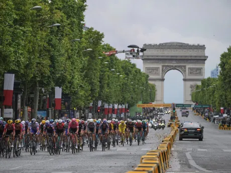 Momentka z 21. etapy Tour de France 2025