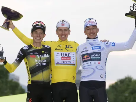 zľava Jonas Vingegaard, Tadej Pogačar a Florian Lipowitz
