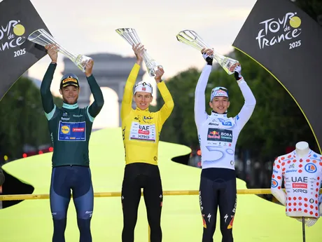 zľava víťaz bodovacej súťaže Jonathan Milan, celkový víťaz Tadej Pogačar a víťaz súťaže do 25 rokov Florian Lipowitz