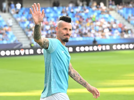 Na snímke futbalista Marek Hamšík máva pred rozlúčkovým futbalovým zápasom v Bratislave 5. júla 2025.