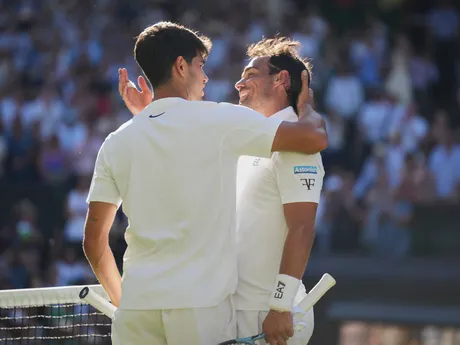 Carlos Alcaraz (vľavo) a Fabio Fognini po zápase 1. kola vo Wimbledone 2025.
