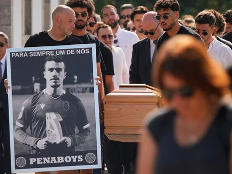 Rakvy s telesnými pozostatkami portugalského futbalového reprezentanta a hráča FC Liverpool Diega Jotu a jeho brata Andrého Silvu prinášajú do kostola počas pohrebu