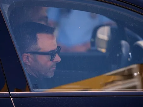 futbalový agent Jorge Mendes prichádza do kostola, kam boli privezené telá zosnulého útočníka Liverpoolu Dioga Jotu a jeho brata Andrého Silvu