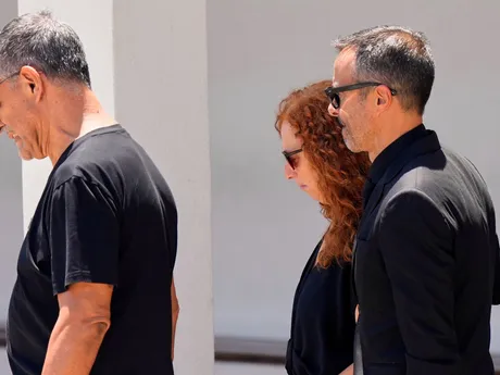 Isabel, matka zosnulého útočníka Liverpoolu Dioga Jotu a Andrého Silvu, odchádza v sprievode futbalového agenta Jorgeho Mendesa (vpravo) z kostola, kam priviezli ich telá na rozlúčku a pohreb v portugalskom Gondomare