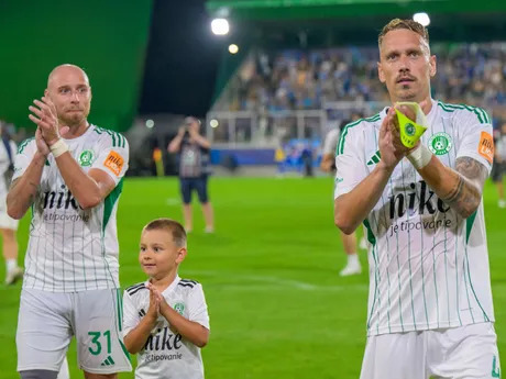Jozef Menich a Patrik Šimko (obaja Prešov) ďakujú fanúšikom po zápase