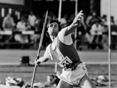 Oštepár Jan Železný má v zbierke o. i. tri zlaté olympijské medaily. a je stále držiteľom svetového rekordu, ktorý dosiahol výkonom 98,48 metra 25. mája 1996 v nemeckej Jene. 