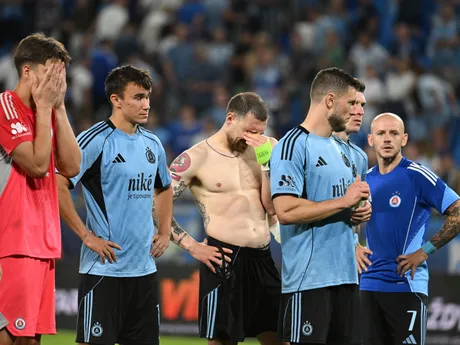 Na snímke kapitán Vladimír Weiss ml. (vpravo) a jeho spoluhráči reagujú po prehre v odvetnom zápase 3. predkola Ligy majstrov vo futbale ŠK Slovan Bratislava – Kajrat Almaty.