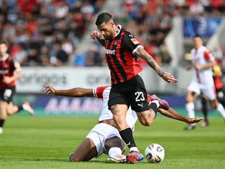 vpravo hráč Trnavy Erik Daniel a hráč Trenčína Justen Kranthove