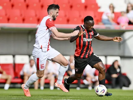 vpravo hráč Trnavy Philip Azango a hráč Trenčína Sean Goss