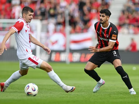 vpravo hráč Trnavy Roko Jureškin a hráč Trenčína Lukáš Skovajsa