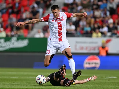 hore hráč Trenčína Franko Sabljič a hráč Trnavy Kristián Koštrna