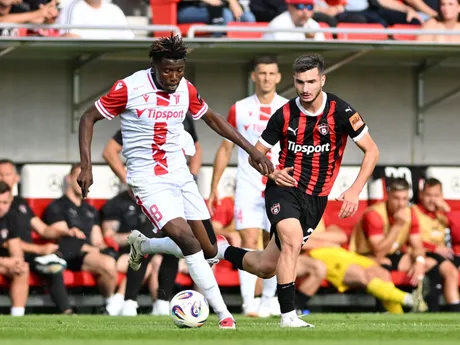 vľavo hráč Trenčína Mustafa Yakubu a hráč Trnavy Giorgi Moistsrapishvili