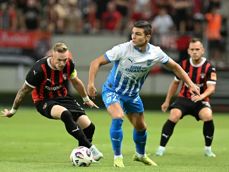 vľavo kapitán Trnavy Roman Procházka a hráč Samuel Teles z Universitatea Craiova počas odvetného zápasu 3. predkola Konferenčnej ligy medzi FC Spartak Trnava a Universitatea Craiova