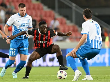 zľava hráč Juraj Badelj z Universitatea Craiova, futbalista Trnavy Philip Azango a Tudor Baluta z Universitatea Craiova