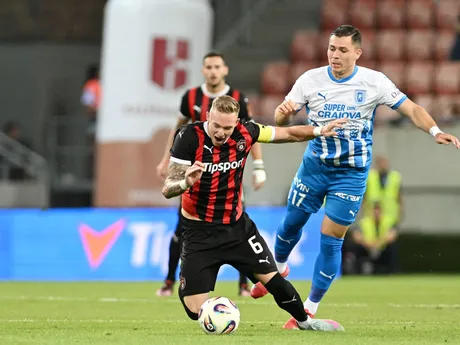 vľavo kapitán Trnavy Roman Procházka a hráč Carlos Mora z Universitatea Craiova počas odvetného zápasu 3. predkola Konferenčnej ligy medzi FC Spartak Trnava a Universitatea Craiova