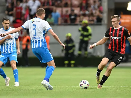 vpravo hráč Trnavy Patrick Karhan a Oleksandr Romančuk z Universitatea Craiova počas odvetného zápasu 3. predkola Konferenčnej ligy medzi FC Spartak Trnava a Universitatea Craiova