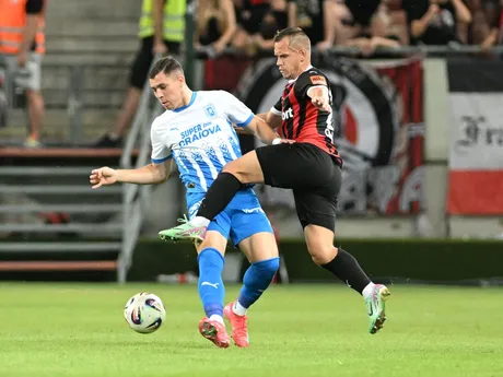  vpravo hráč Trnavy Martin Mikovič a fubalista Samuel Teles z Universitatea Craiova počas odvetného zápasu 3. predkola Konferenčnej ligy medzi FC Spartak Trnava a Universitatea Craiova