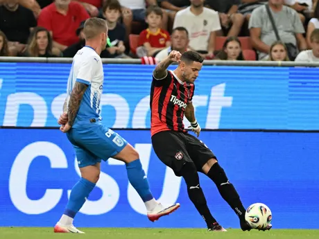 vpravo hráč Trnavy Kristián Koštrna a futbalista Oleksandr Romančuk z Universitatea Craioa počas odvetného zápasu 3. predkola Konferenčnej ligy medzi FC Spartak Trnava a Universitatea Craiova