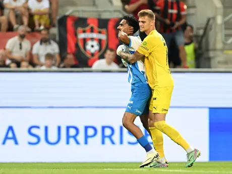 radosť hráčov rumunského klubu Universitatea Craiova po strelení gólu, vľavo Assad Al Hamlawi a brankár Pavlo Isenko 