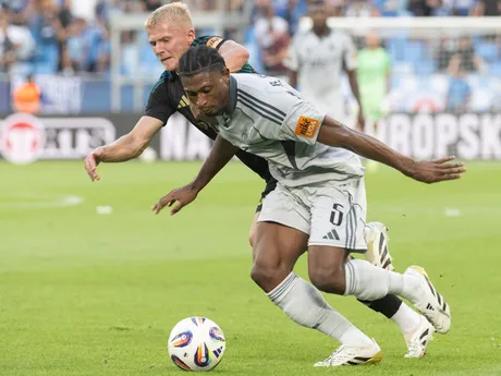 Na snímke sprava hráč Slovana Rahim Ibrahim a hráč Skalice Lukáš Šimko v zápase 4. kola futbalovej Niké ligy medzi ŠK Slovan Bratislava - MFK Skalica.