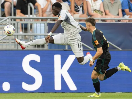 Na snímke zľava hráč Slovana Alasana Yirajang a hráč Skalice Adam Gaži v zápase 4. kola futbalovej Niké ligy medzi ŠK Slovan Bratislava - MFK Skalica.