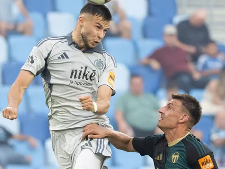 Na snímke zľava hráč Slovana Mykola Kucharevič a hráč Skalice Oliver Podhorin v zápase 4. kola futbalovej Niké ligy medzi ŠK Slovan Bratislava - MFK Skalica.