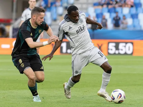 Na snímke sprava hráč Slovana Kelvin Ofori a hráč Skalice Martin Mášik v zápase 4. kola futbalovej Niké ligy medzi ŠK Slovan Bratislava - MFK Skalica.