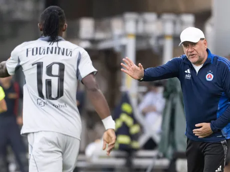Na snímke sprava tréner futbalistov Slovana Vladimír Weiss starší a nový hráč Slovana Sidoine Fogning v zápase 4. kola futbalovej Niké ligy medzi ŠK Slovan Bratislava - MFK Skalica.