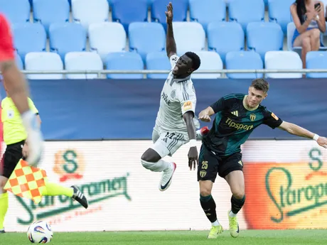 Na snímke zľava hráč Slovana Alasana Yirajang a hráč Skalice Adam Gaži v zápase 4. kola futbalovej Niké ligy medzi ŠK Slovan Bratislava - MFK Skalica.