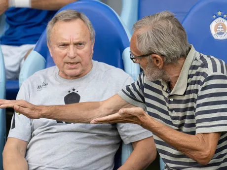 Na snímke bývalí československí reprezentanti a futbalisti Slovana sprava Marián (Béla) Masný a Ján Švehlík v rozhovore pred zápasom 4. kola futbalovej Niké ligy medzi ŠK Slovan Bratislava - MFK Skalica 16. augusta 2025 v Bratislave. Marián (Béla) Masný (vpravo) zahájil zápas symbolickým rozohraním na počesť k jeho 75. narodeninám.
