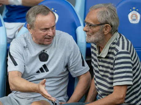 Na snímke bývalí československí reprezentanti a futbalisti Slovana sprava Marián (Béla) Masný a Ján Švehlík v rozhovore pred zápasom 4. kola futbalovej Niké ligy medzi ŠK Slovan Bratislava - MFK Skalica 16. augusta 2025 v Bratislave. Marián (Béla) Masný (vpravo) zahájil zápas symbolickým rozohraním na počesť k jeho 75. narodeninám.
