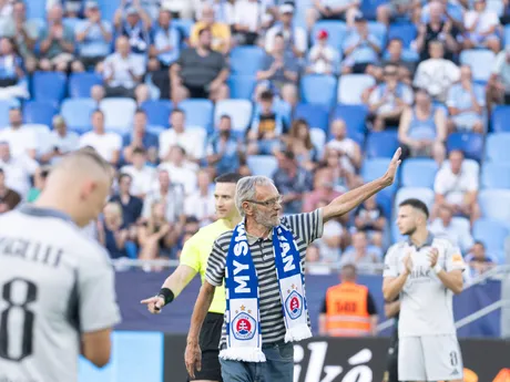 Na snímke bývalý československý reprezentant a futbalista Slovana Marián (Béla) Masný ďakuje divákom pred zápasom 4. kola futbalovej Niké ligy medzi ŠK Slovan Bratislava - MFK Skalica, ktorý zahájil symbolickým rozohraním na počesť k jeho 75. narodeninám.