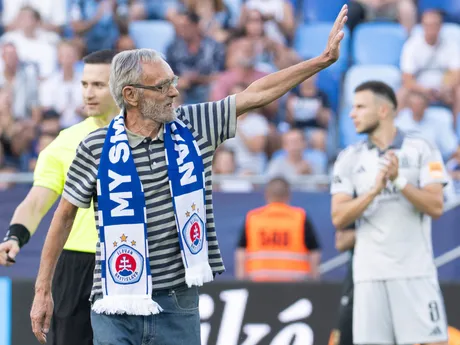Na snímke bývalý československý reprezentant a futbalista Slovana Marián (Béla) Masný ďakuje divákom pred zápasom 4. kola futbalovej Niké ligy medzi ŠK Slovan Bratislava - MFK Skalica, ktorý zahájil symbolickým rozohraním na počesť k jeho 75. narodeninám.