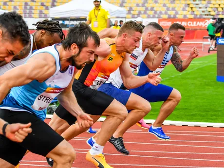 Ján Volko (v oranžovom) v behu na 100m na mítingu PTS v Banskej Bystrici v roku 2024.