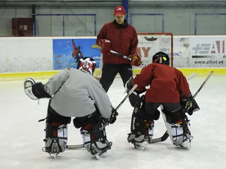 Slovenský reprezentačný brankár Ján Lašák vyučuje mladých brankárov počas tréningu so žiakmi hokejovej školy Mariána Gáboríka.