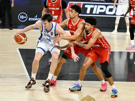 Timotej Malovec (Slovensko), Jamal George a Selim Fofana (obaja Švajčiarsko) v stretnutí druhej fázy predkvalifikácie MS 2027.