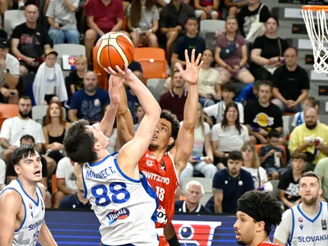 Timotej Malovec (Slovensko) a vpravo Jamal George (Švajčiarsko).