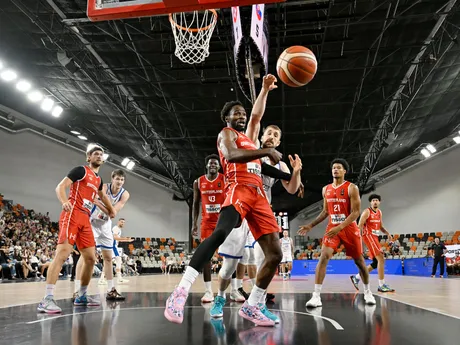 Boris Mbala a vpravo Jakub Meress v stretnutí Slovensko - Švajčiarsko.