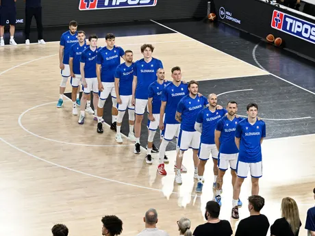 Slovenský tím počas hymny pred stretnutím druhej fázy predkvalifikácie MS 2027.