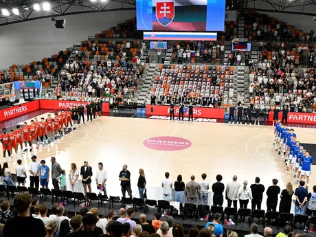 Slovenský a vľavo švajčiarský tím počas hymny pred stretnutím druhej fázy predkvalifikácie MS 2027.