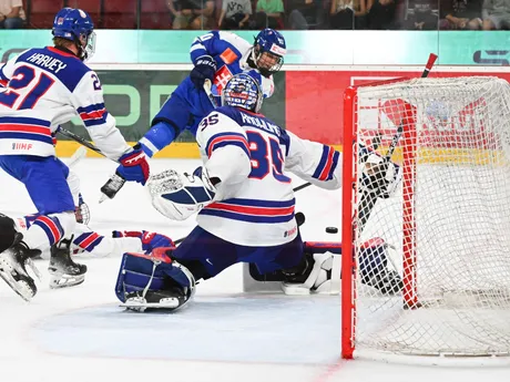 Vpravo brankár Brady Knowling (USA), ktorého prekonáva uprostred Oliver Ozogány (Slovensko) počas hokejového zápasu Slovensko 18 - USA 18 na prestížnom turnaji hráčov do 18 rokov Hlinka Gretzky Cup.