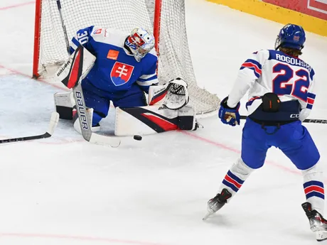  Zľava brankár Samuel Hrenák (Slovensko) a hokejista Brooks Rogowski (USA) počas zápasu Slovensko 18 - USA U18 na prestížnom turnaji hráčov do 18 rokov Hlinka Gretzky Cup.