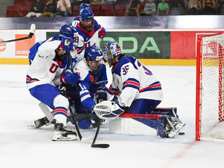 Sprava Brady Knowling (USA), Lucian Bernát (Slovensko), Nathan Bienstock (USA), Ivan Matta (Slovensko) a Will McLaughlin (USA) počas hokejového zápasu Slovensko 18 - USA 18 na prestížnom turnaji hráčov do 18 rokov Hlinka Gretzky Cup.