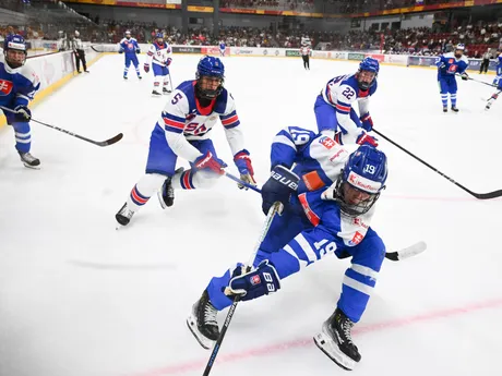Sprava Ivan Matta (Slovensko), Brooks Rogowski, Alofa bTunoa Ta’amu ( obaja USA) a Juraj Rausa (Slovensko) počas hokejového zápasu Slovensko 18 - USA 18 na prestížnom turnaji hráčov do 18 rokov Hlinka Gretzky Cup.
