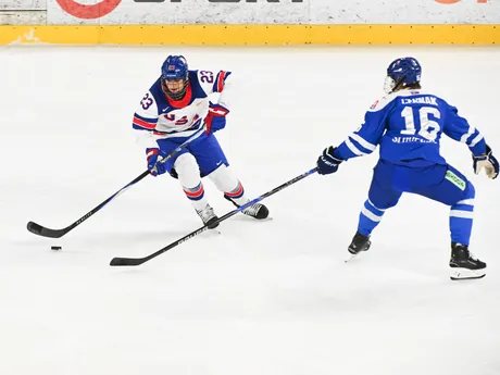 Sprava Roderik Černák (Slovensko) a Jaxon Wiliams (USA) počas hokejového zápasu Slovensko 18 - USA U18 na prestížnom turnaji hráčov do 18 rokov Hlinka Gretzky Cup.
