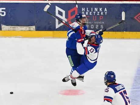 Zľava Kristián Rezničák (Slovensko) a Luke Puchner (USA) počas hokejového zápasu Slovensko 18 - USA 18 na prestížnom turnaji hráčov do 18 rokov Hlinka Gretzky Cup.