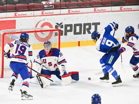 Sprava Kade Meyer (USA), Alexej Kubát (Slovensko), brankár Brady Knowling a Shaeffer Gordon-Carroll (obaja USA) počas hokejového zápasu Slovensko 18 - USA 18 na prestížnom turnaji hráčov do 18 rokov Hlinka Gretzky Cup.